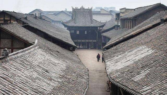 四川“名扬海外”的4A古镇，建筑整体酷似大船，当地人生活悠闲(图2)