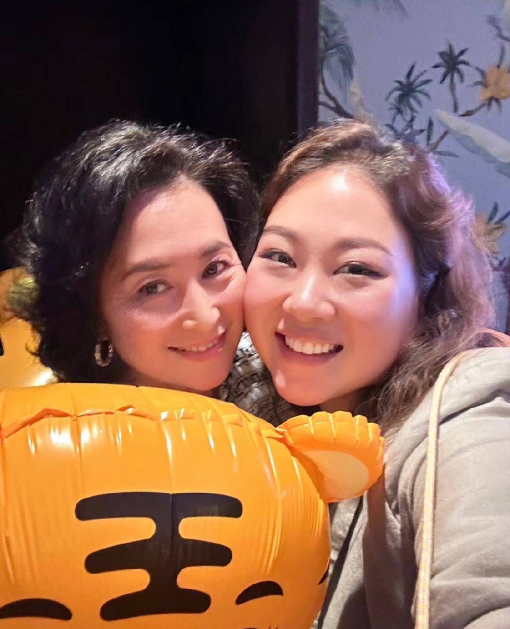 何超琼现身敦煌,身穿小香风休闲裤,非常减龄,他没