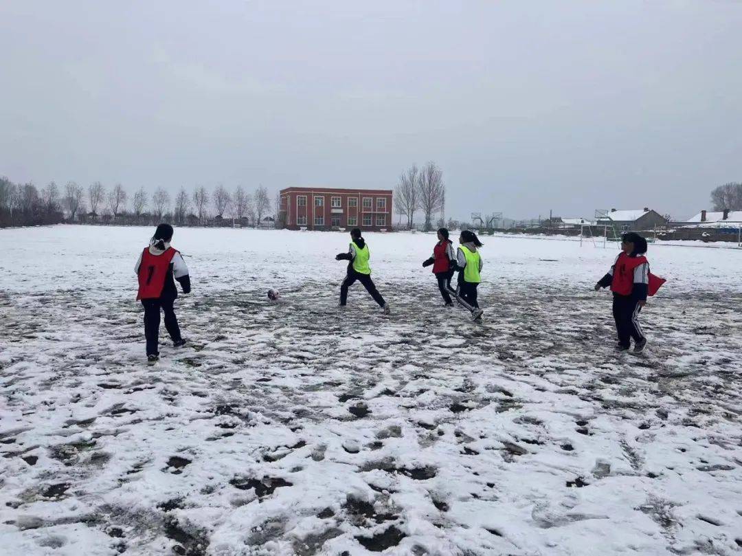 黑龙江省龙江县七棵树镇中心学校举行学生雪地足球赛_运动_天气_瑞雪