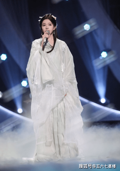 综上所述,彭十六在颜值方面确实非常出色,无论是古装造型还是日常生活