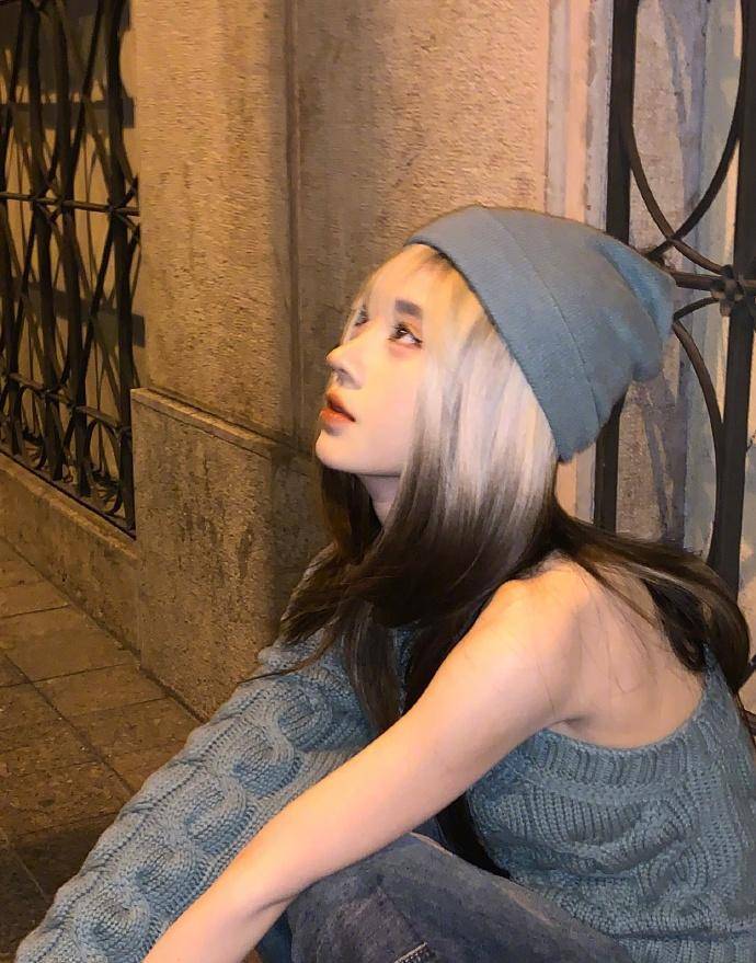 鞠婧祎不愧是新貌美少女,他身穿不对称毛衣搭配牛仔裤,休闲又时尚