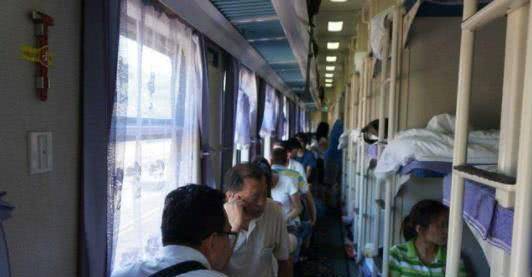 为何乘坐火车卧铺，睡觉时头最好不要对着窗那头？乘务员说出原因(图1)