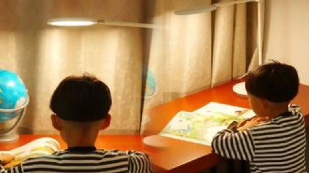 小路灯大智能,支持手扫即亮、调光,这款书客护眼灯L1是真智能