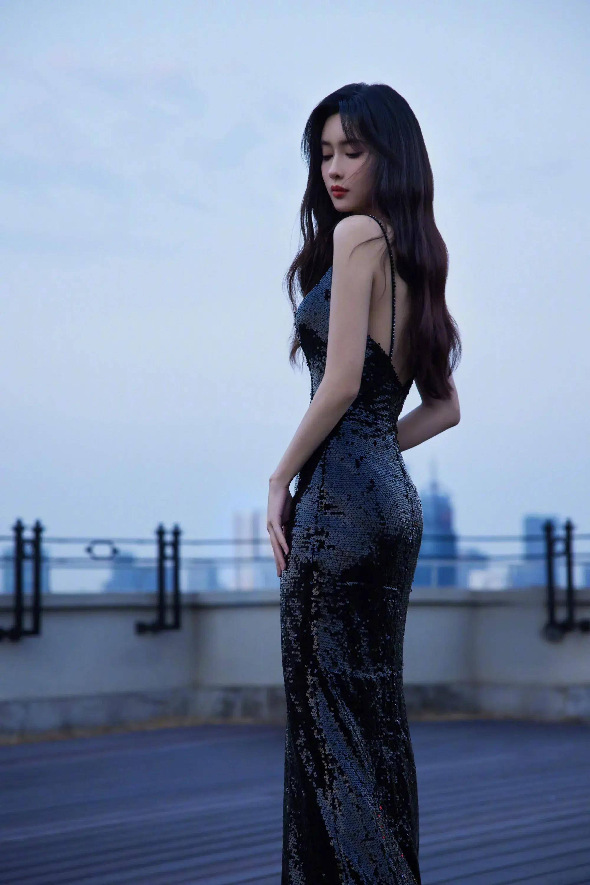 孟子义穿黑色吊带深v亮片裙漫步上海外滩 身材凹凸有致 丰满性感