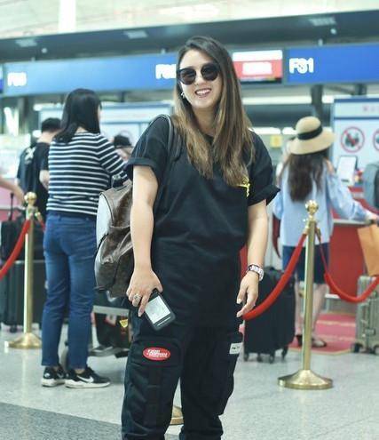 而前几日,何洁少有登台演出,却因为生图下发福太紧张的身段受到了网友