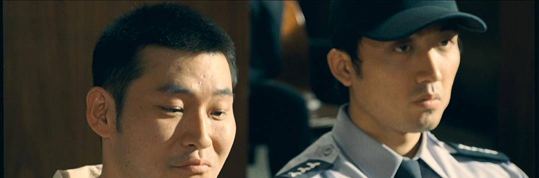 《七天》郑铁镇的嫌疑人是一名刑事小偷,脸上写着"我是坏人".