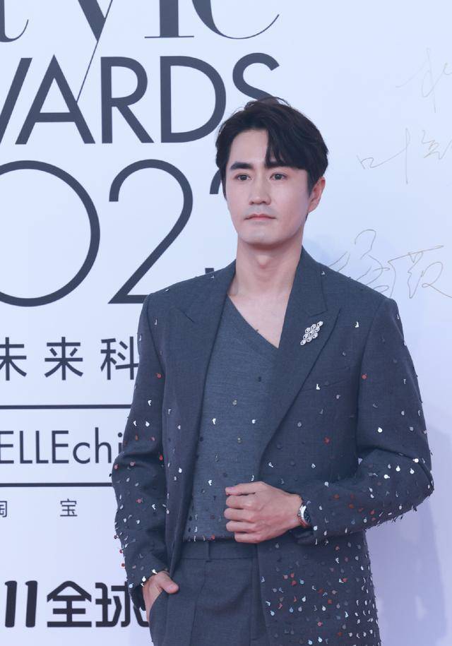 迪丽热巴杨紫齐聚elle红毯,一个明艳如女帝,一个被嘲像丫鬟!