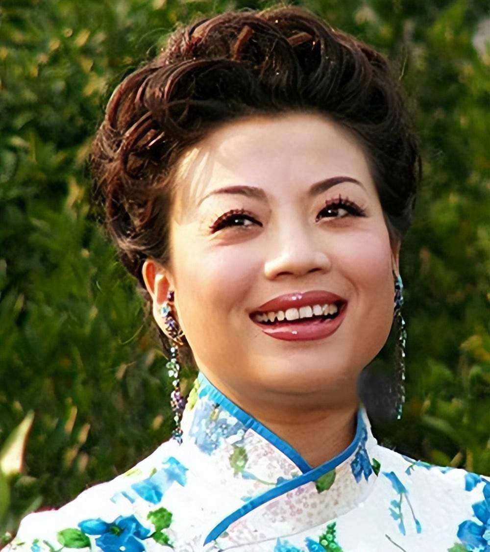 称自己不需要男人,与男闺蜜相伴21年不结婚,55岁的她怎么样了?