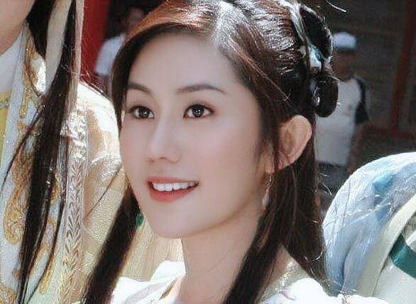 王宇婕1981年9月27日出生于国外尼西亚,妈妈是老一辈邵氏女星萧瑶.