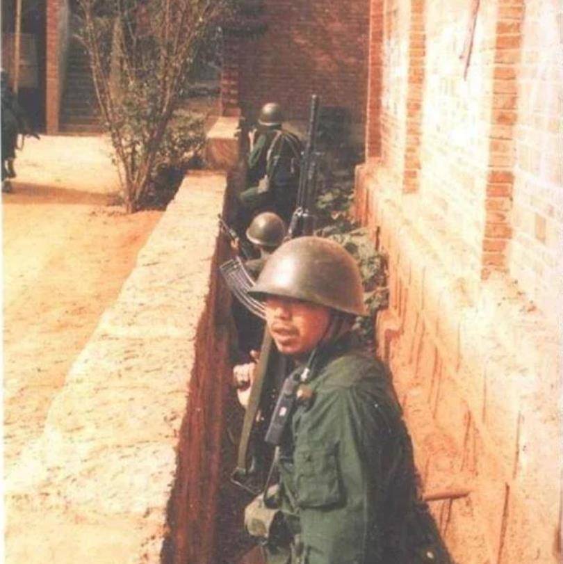 1994年神枪手中尉变杀手,屠杀23名战友,数十名武警