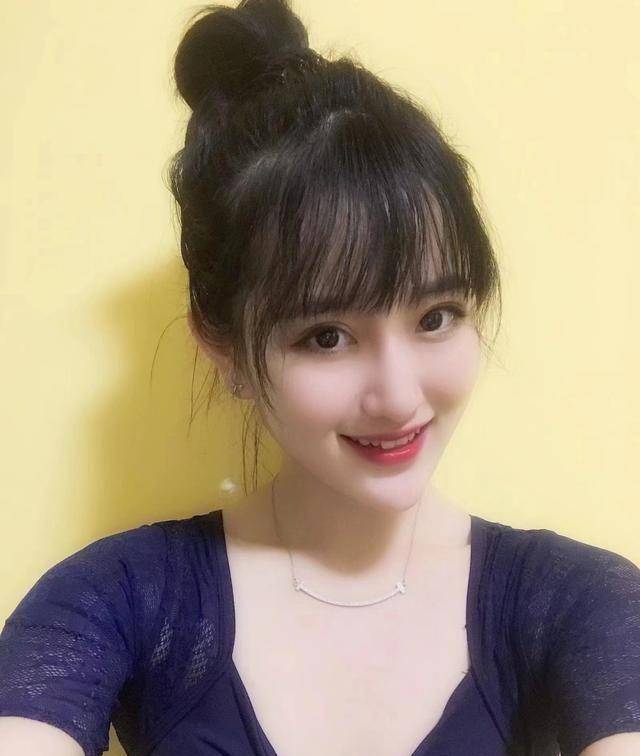 彭波是在《疯狂的石头》中扮演谢小萌的演员.