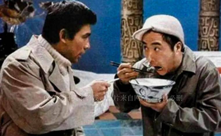 陈佩斯父子西安演出,结束工作下馆子吃面,手捧大腕引发观众回忆