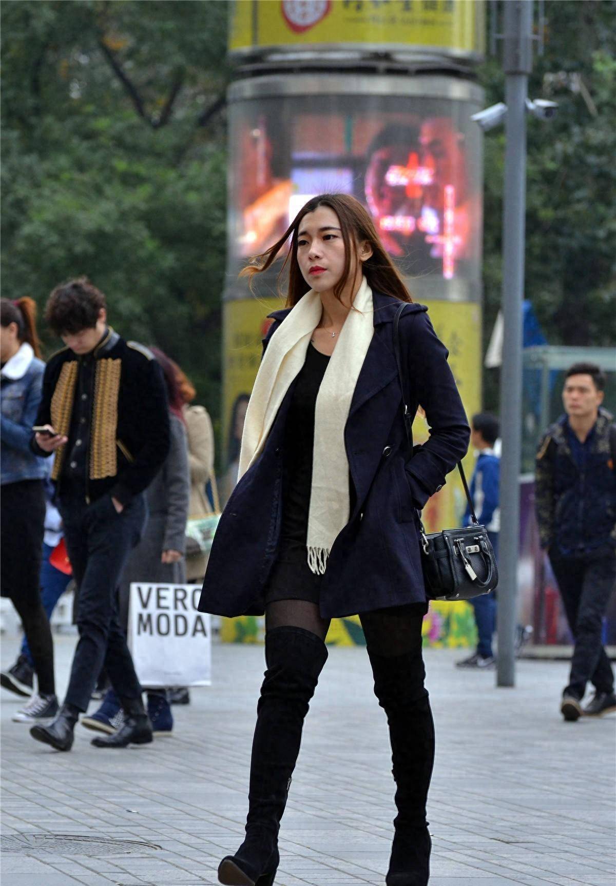 膝盖以上黑色6cm粗跟靴子,修身款式,搭配黑丝袜_美女_时尚_效果