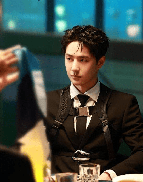 王一博的西装造型鲨疯了!快来一睹这位时尚达人的风采_活动_黑色_对象