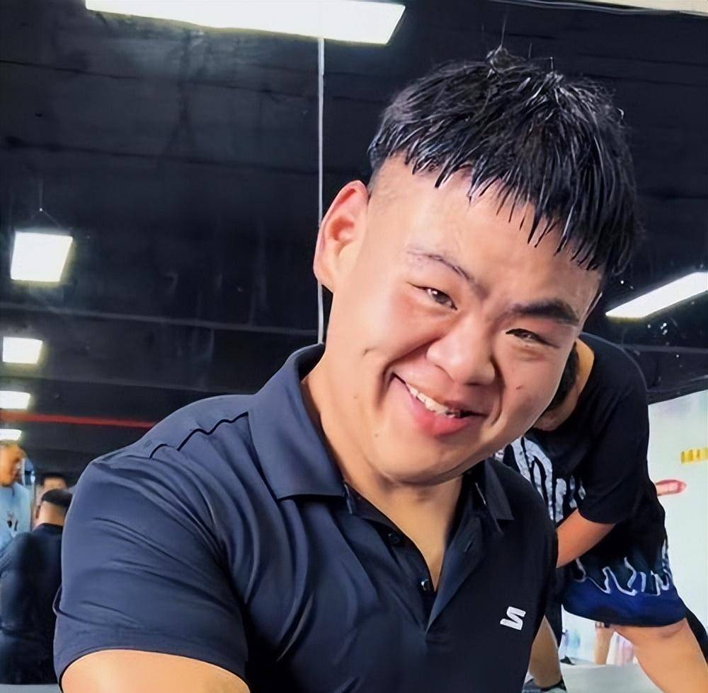 中国首胖王浩楠,为爱暴瘦480斤,成名后和娇妻离婚,网友:飘了_减肥