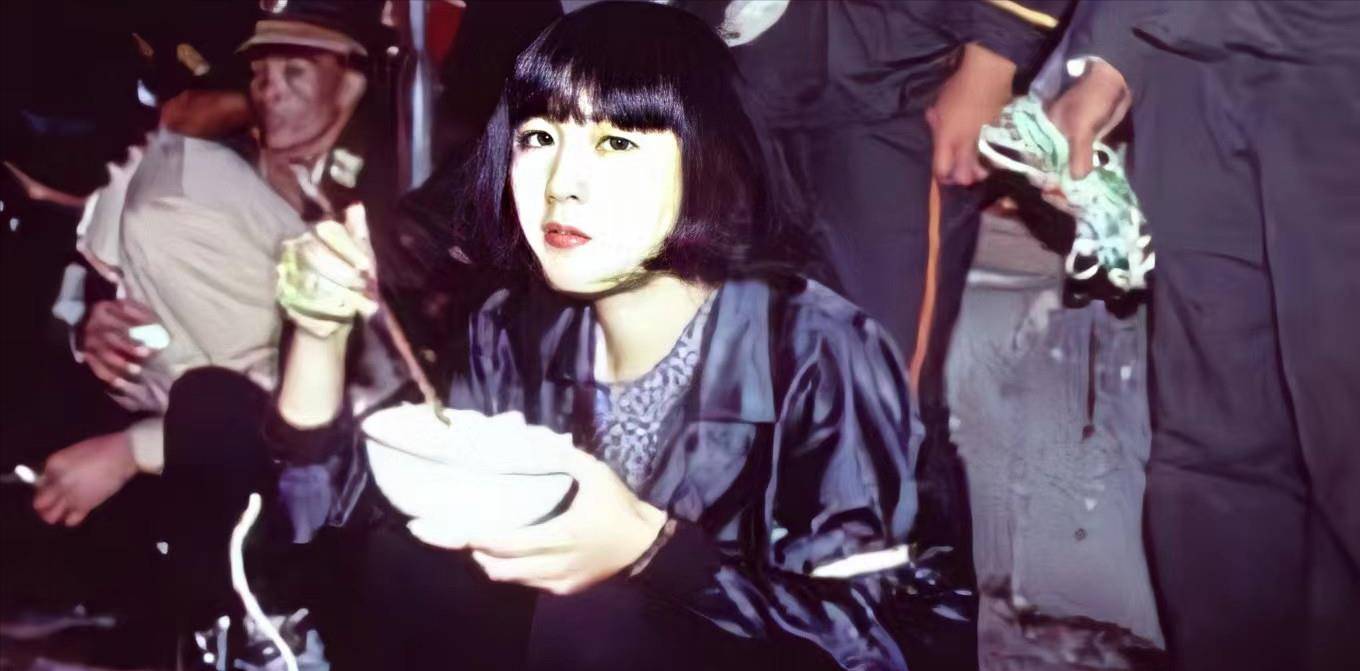 云南一20岁女子因爱贩毒被抓,临行留下纸条:亲爱的妈妈_陶静_杨博