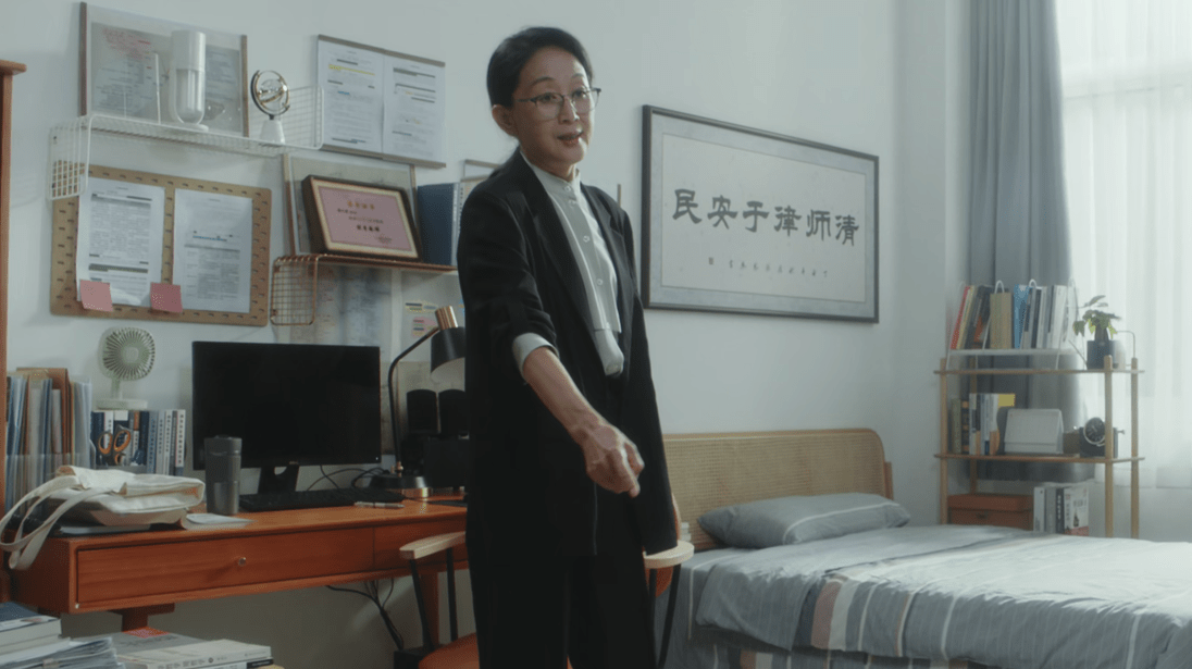 看见热依扎饰演的罗英子找自己时,陈瑾坐在一旁准备听学生诉苦,见到她