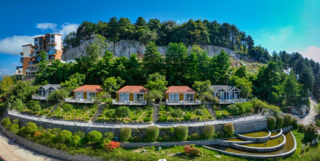 截至目前,曾家山共有民宿,酒店,农家乐1300余家,总床位数突破20000张