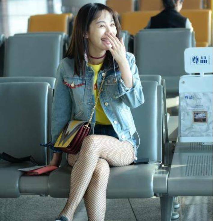 李菲儿彻底解放个性,穿黑袜搭配极短牛仔,秀出模特身材!