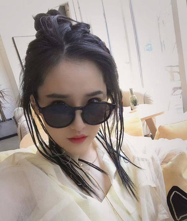 彭波是在《疯狂的石头》中扮演谢小萌的演员.