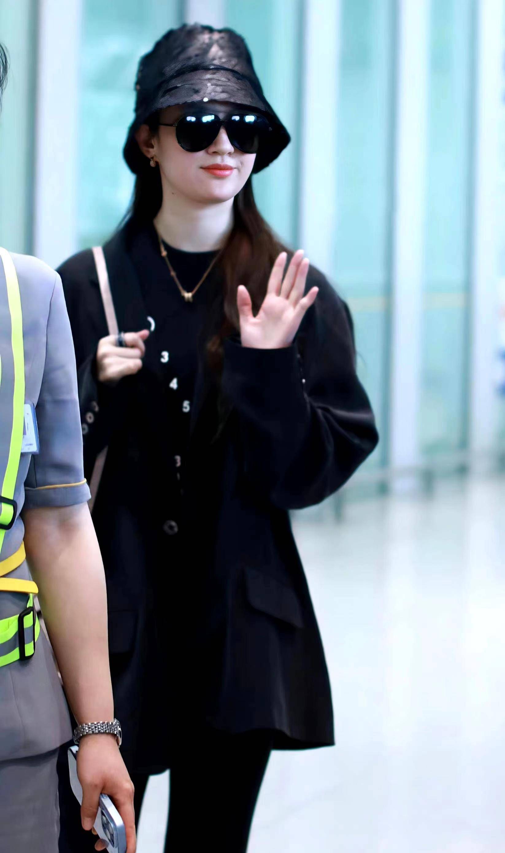 刘亦菲现身机场,身穿黑色廓形西装搭配瑜伽裤,头戴渔夫帽,时尚感十足!