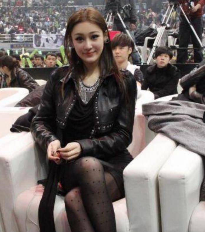 张馨予的反复无常令人着迷,她穿上黑袜和裙子,变身女王!