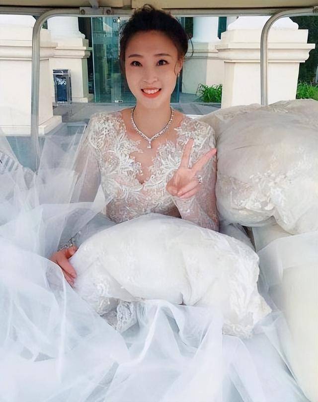 中国女排队长怀孕照引发社会关注:怀孕美丽,身体自信_照片_孕妇_洛琪