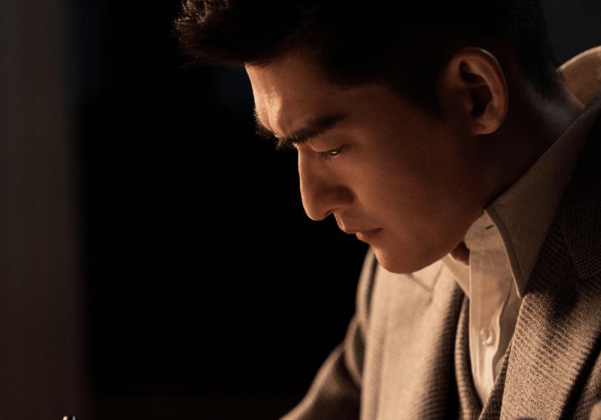 张翰新剧低调开播,收视率直逼《狂飙》,但吃菜的动作却引起争议_珠江