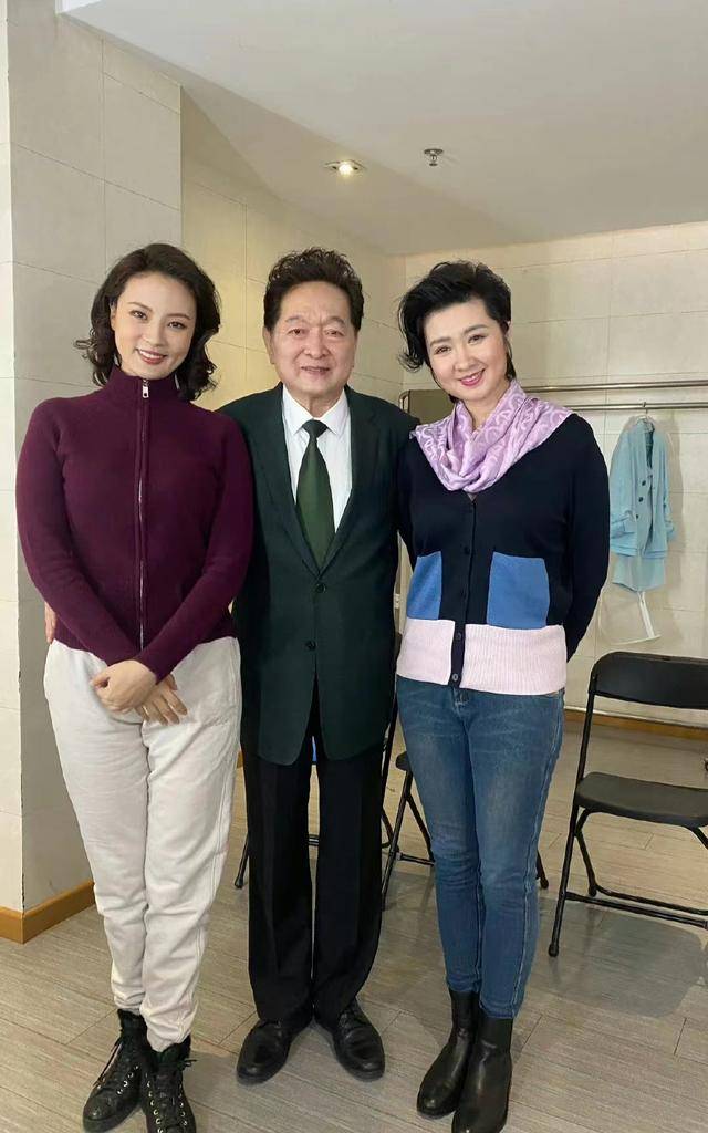 央视著名主持人刘芳菲,著名歌手霍勇前往送行.