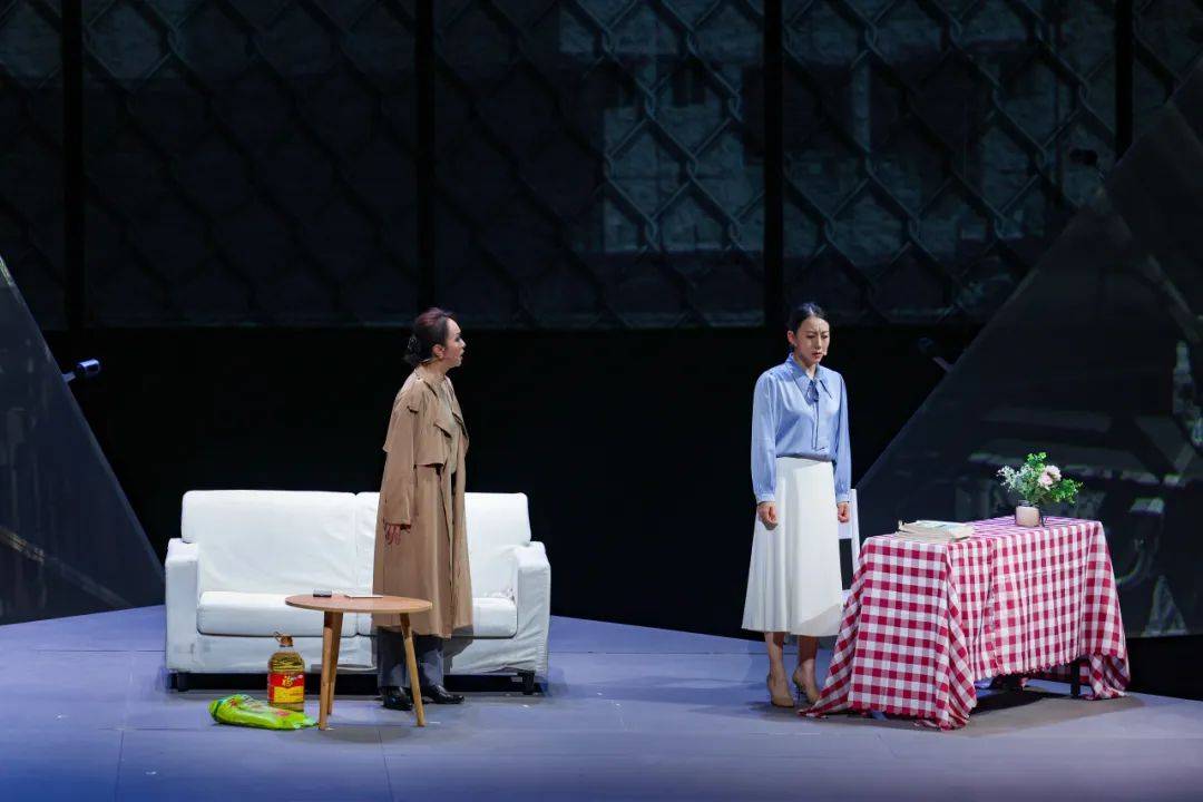 细节处理富有生活气息,而且真切,如钱芳的学校同事杨晓红录下了钱芳的