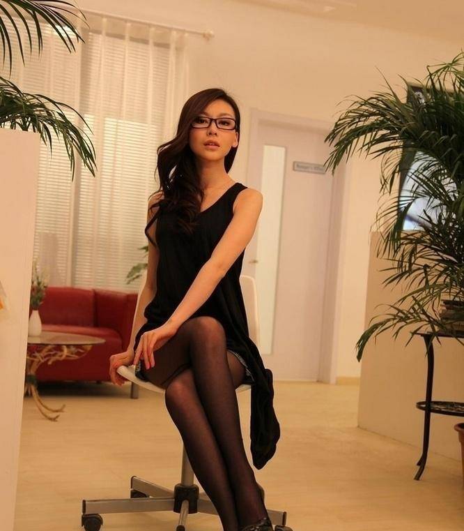 巩新亮把丝袜的美发挥到了极致,黑丝袜搭配连衣裙,满满的小姐姐风范!