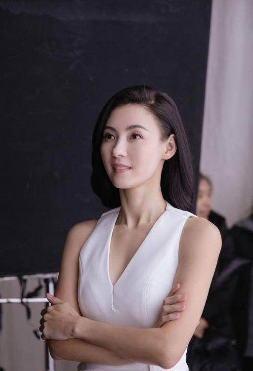 39岁张柏芝拍广告,一袭清雅白裙气质迷人,对镜头甜笑超养眼_整体_成长