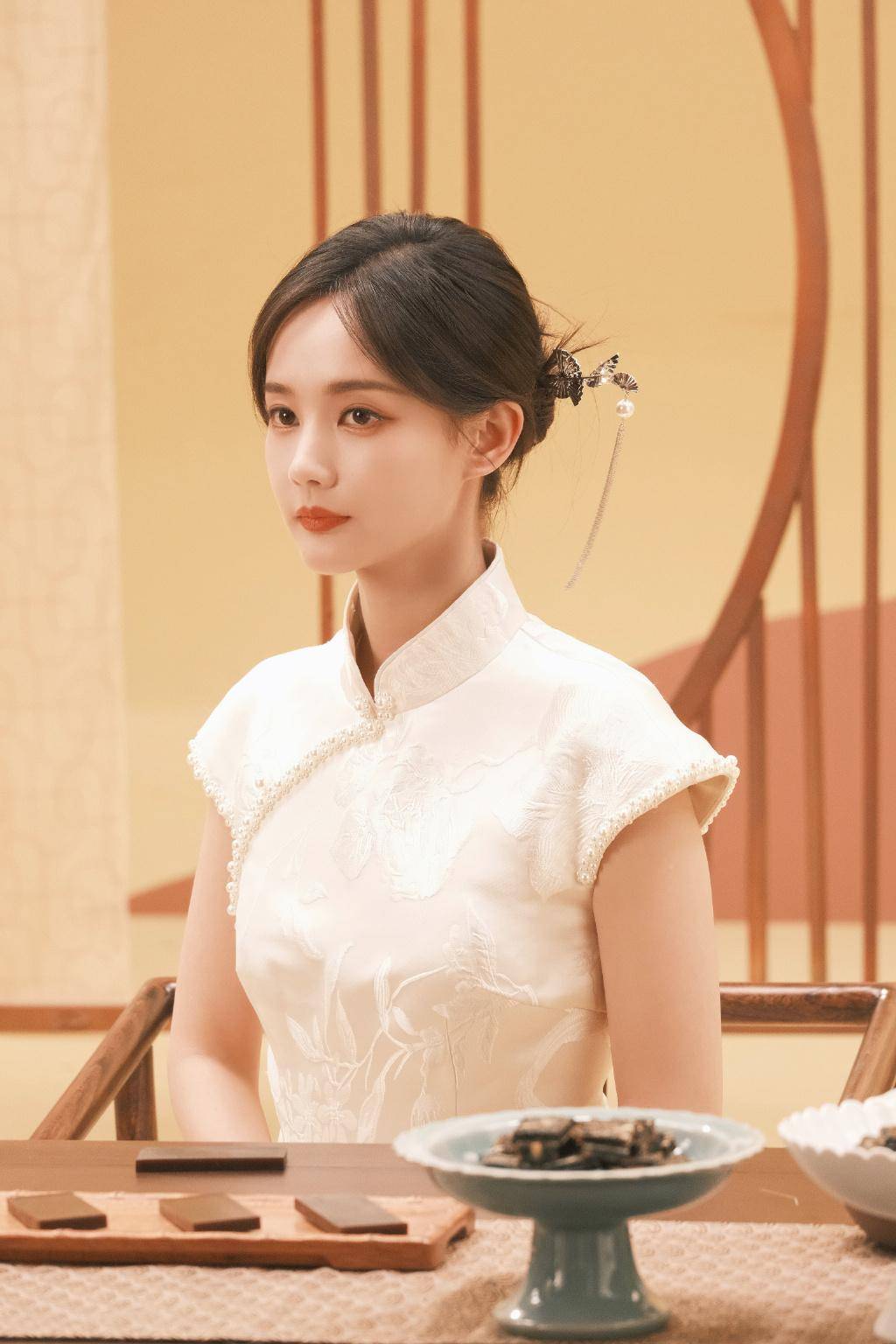 李一桐变身"民国名媛",米色珍珠旗袍魅力十足!