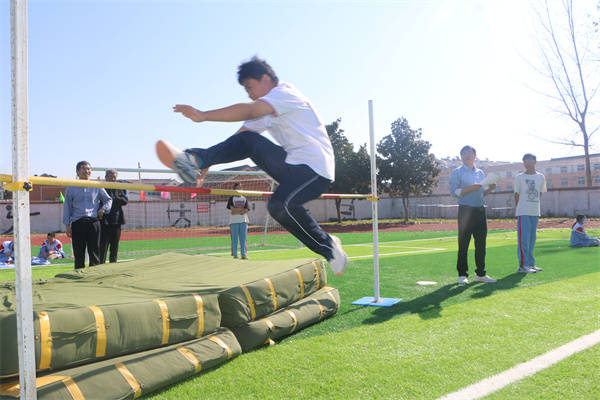 舞动青春 当燃不让 ——盱眙县旧铺中学举办第32届秋季运动会