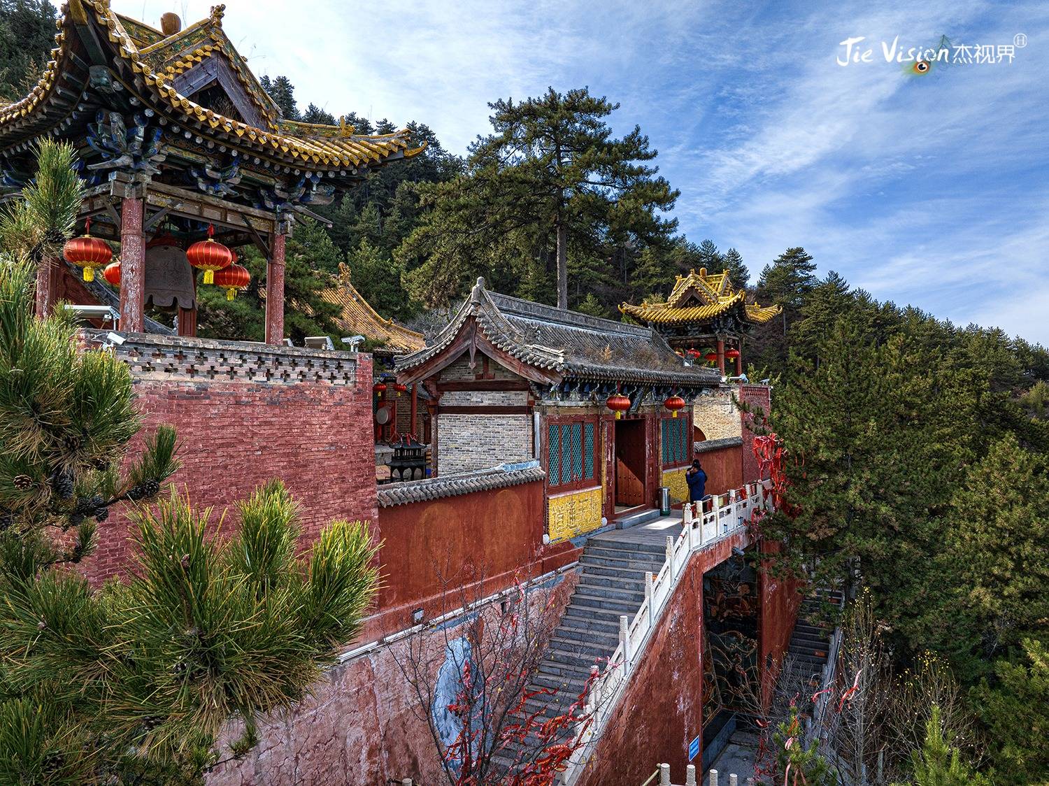 静乐天柱山不仅风景优美,在山上还有道教,佛教和儒教的殿宇,堪称"宗教
