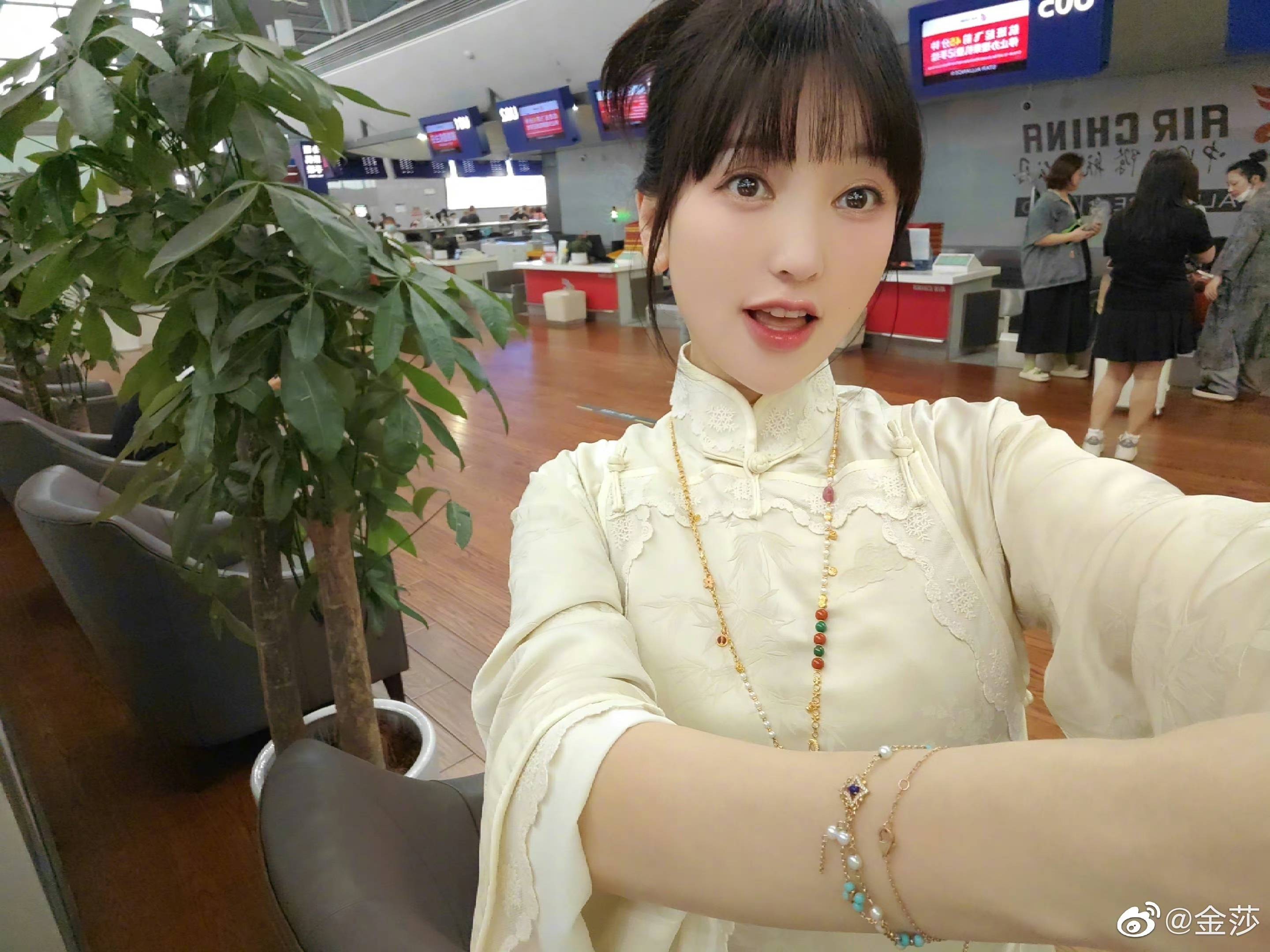 金莎带00后小男友上节目秀恩爱,穿黄色连衣裙扎丸子头不像姐弟恋_娃娃