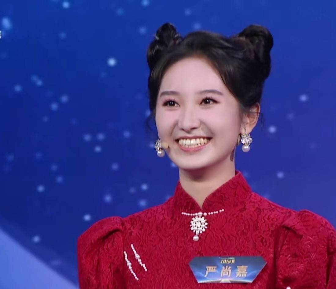 《主持人大赛》奇葩女主持,被指"谢娜附体",康辉表情耐人寻味_严尚嘉