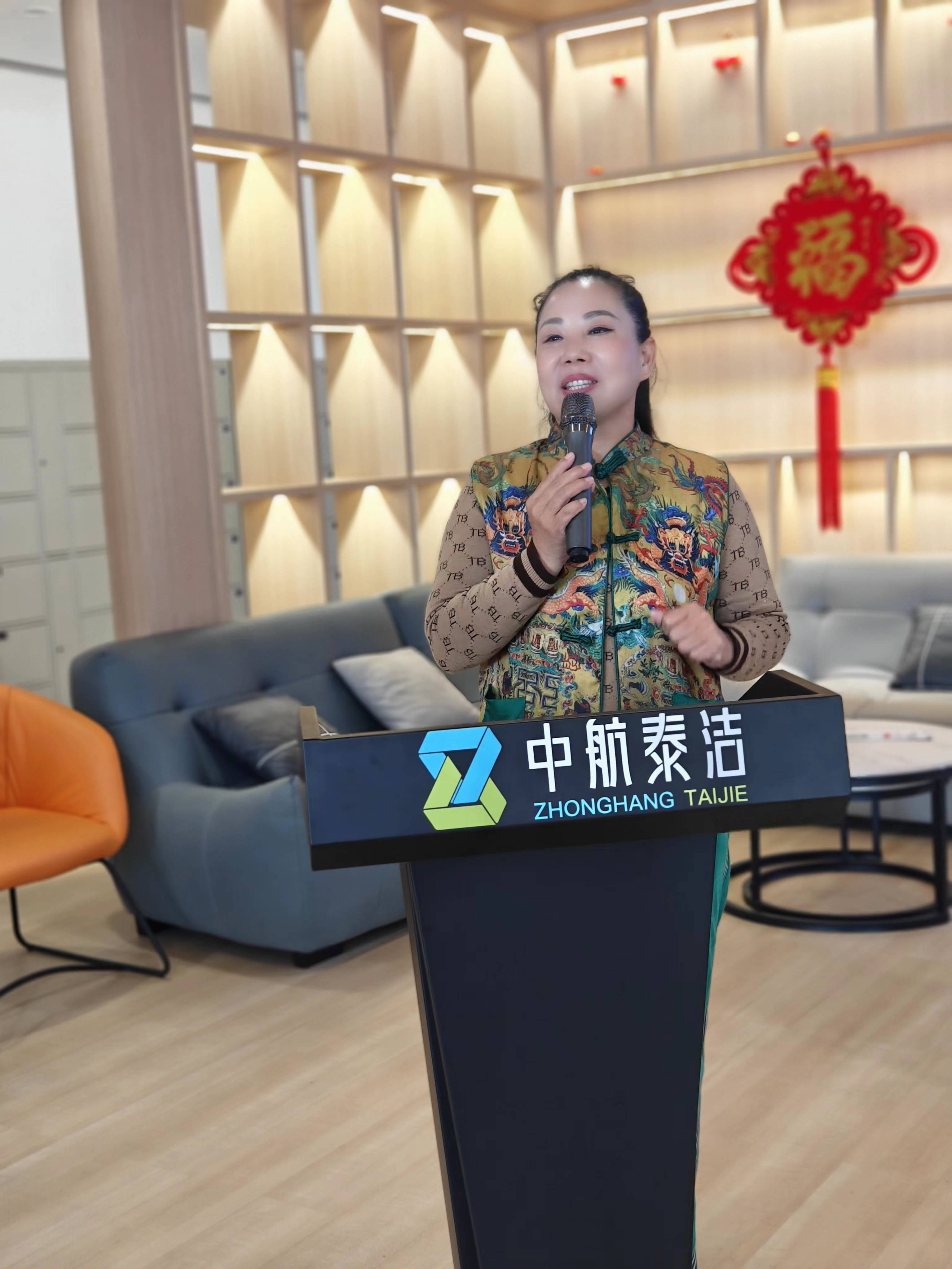 《一家人欢天喜地》和张艳红的出名剧《诸葛亮唱段》等经典豫剧曲目