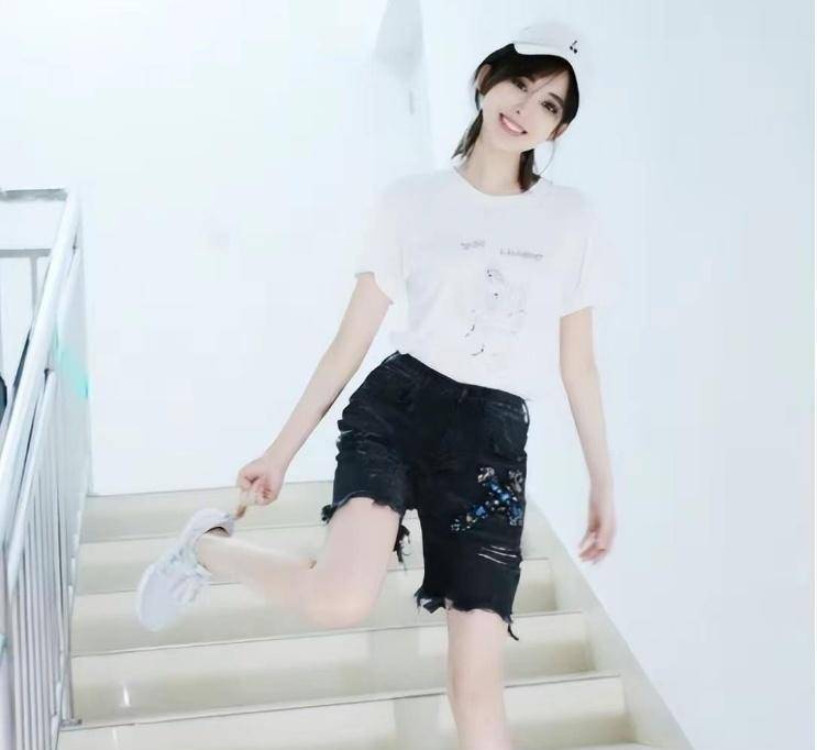 "微笑"牛仔裤搭配白色短袖,古力娜扎再现酷女神!_时尚_气质_展现