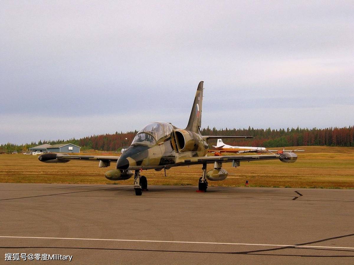 在俄罗斯的飞行学校中,虽然进入21世纪后俄罗斯开发了更先进的雅克