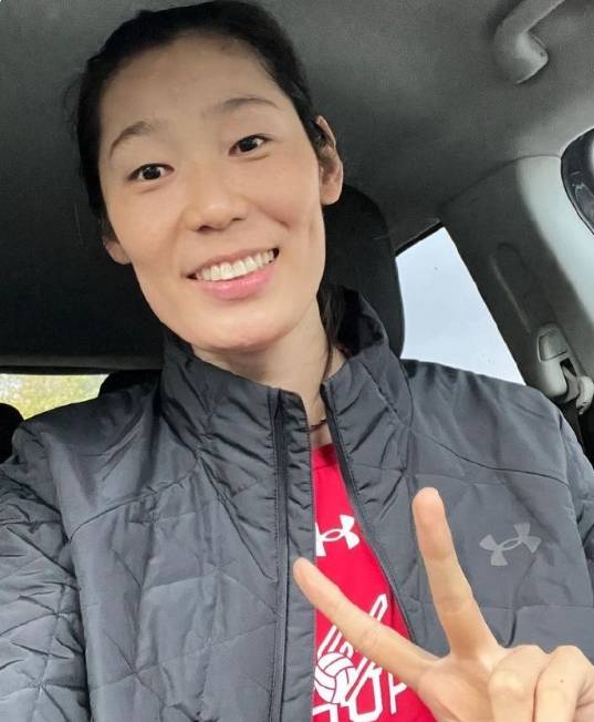 朱婷4个字正式宣布回归,可把中国女排球迷激动坏了_伤病_赛场_勇气