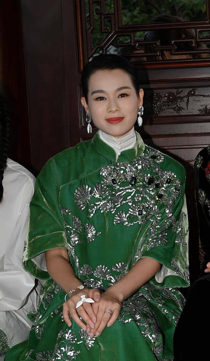 张雨绮,娜然,胡杏儿身着中式服装亮相t台,争奇斗艳,惊艳全场_气质