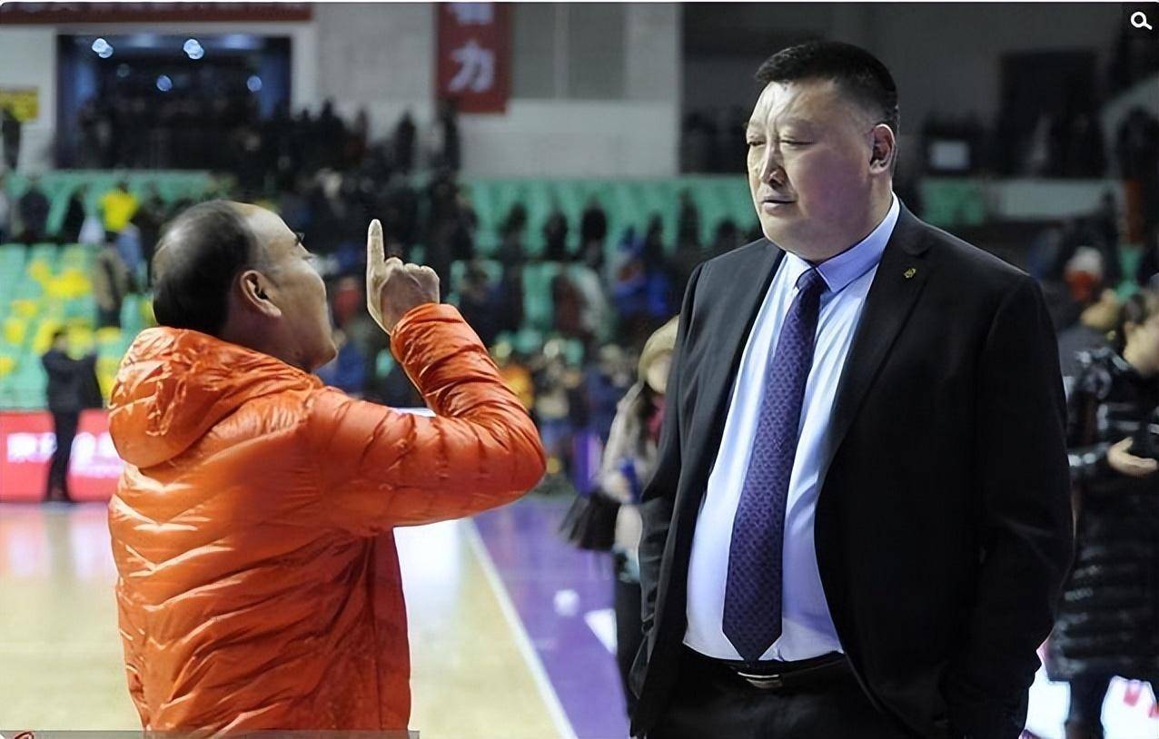 周仕强是一个严厉和挑剔的老板,这些年不少主教练被周仁强老板炒掉,真
