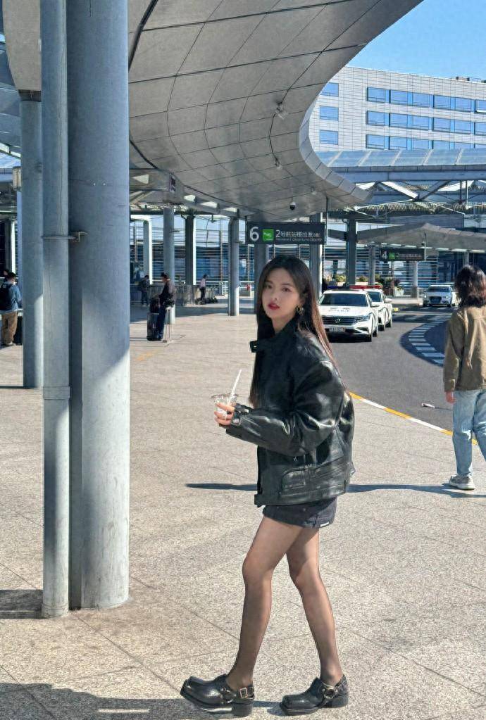 杨超越近照走"帅气风",皮衣短裙黑丝袜,黑长直被赞美的很高级_黑色_美