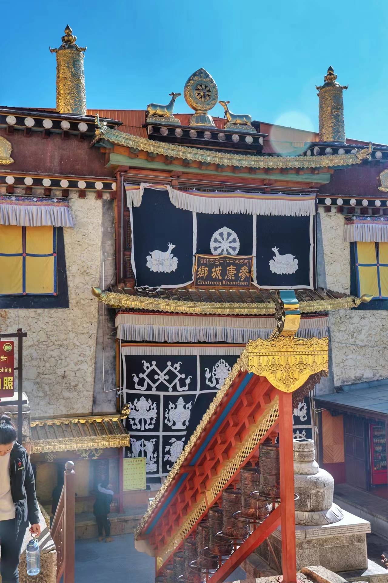 三大殿由八个康参围绕,康参意为僧团,不同的地名代表不同地区的僧团