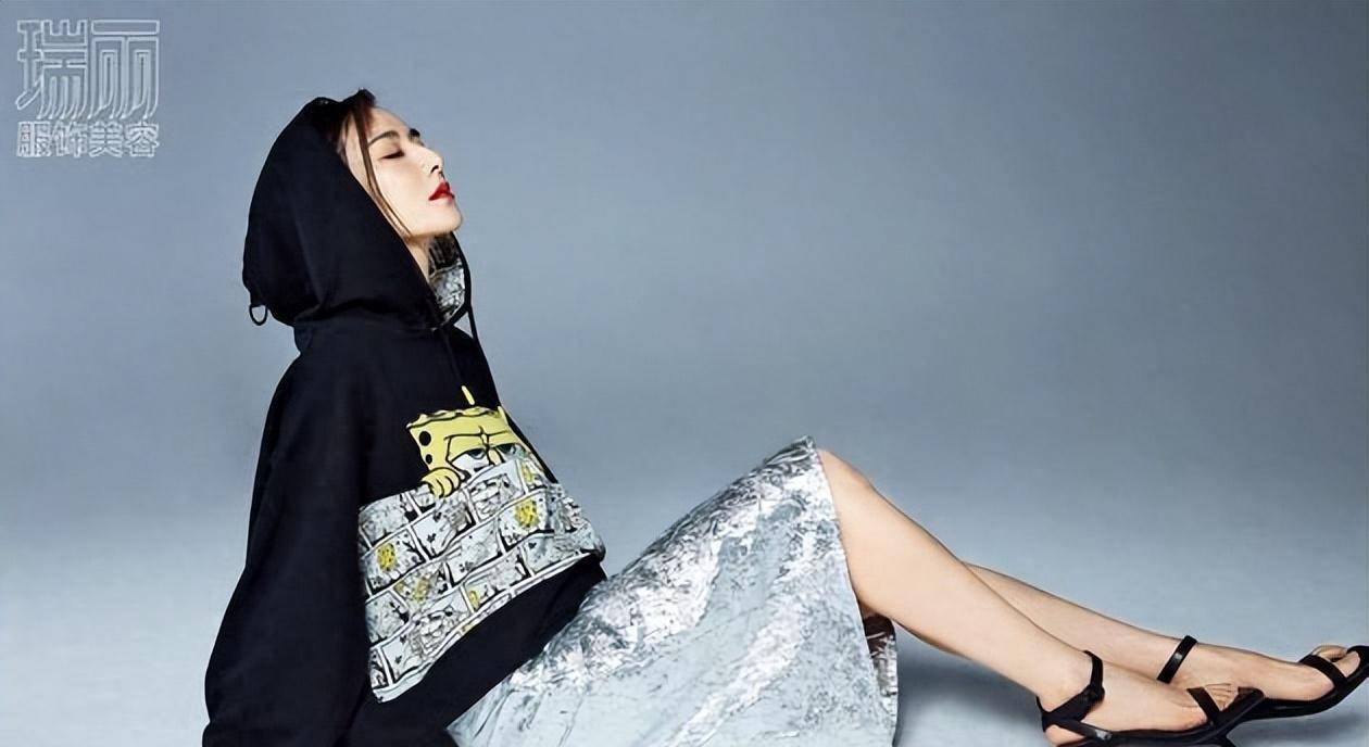 薇娅的精彩大片将是颜霸·主播!抹胸裙直发堪比女明星,红唇迷人