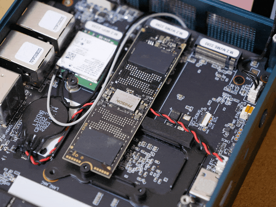 crystaldiskinfo查看硬盘状态,与官方规格完全一致,传输模式为pcie 4