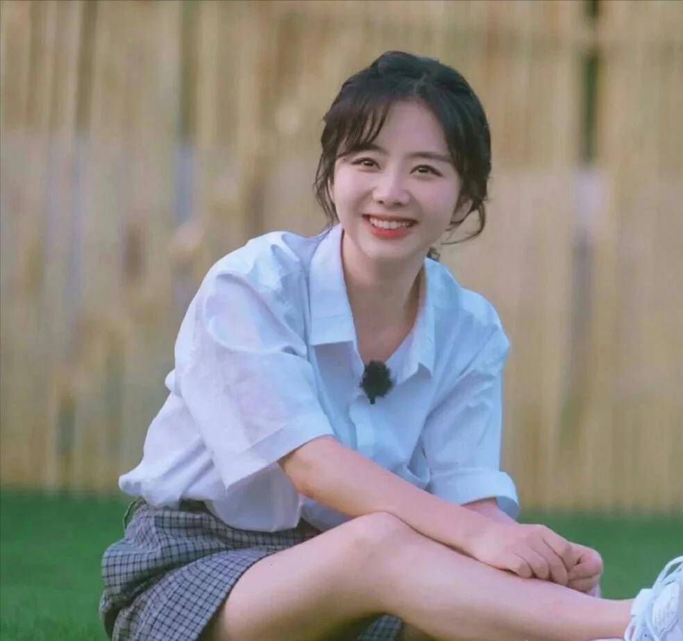 早期的谭松韵妆容干净喜人,满脸的自然感,确实是娱乐圈难得的清纯形象