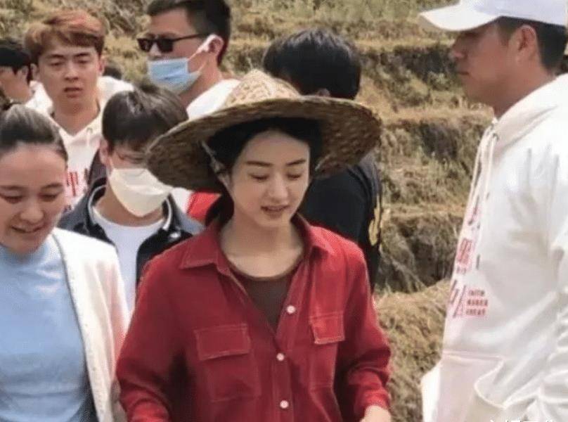 原创赵丽颖新剧路透照流出田地里干活很熟练但生图状态显憔悴