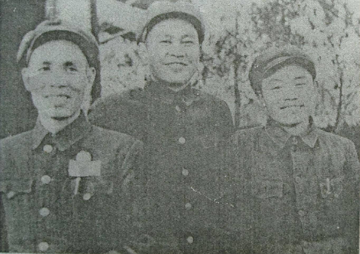 圖|1950年11月,丁盛(左一)代理四十五軍軍長在過去,丁盛雖然治軍極嚴